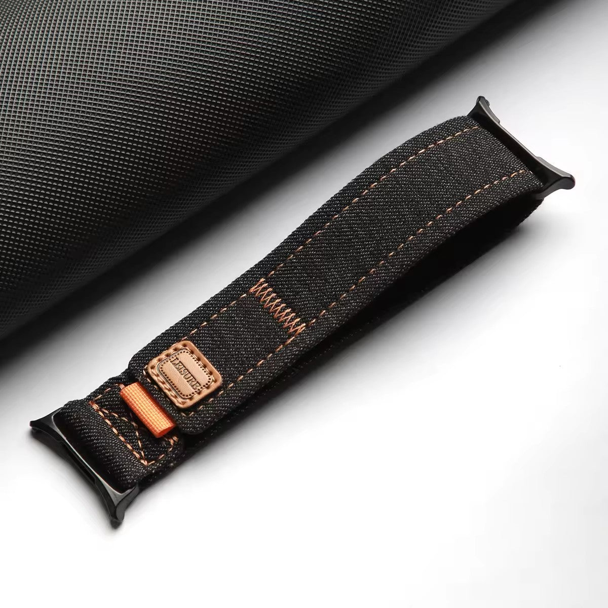 Correa Denim Pro de The Strap Society México para Galaxy Watch Ultra en mezclilla negra con detalles de piel y costuras