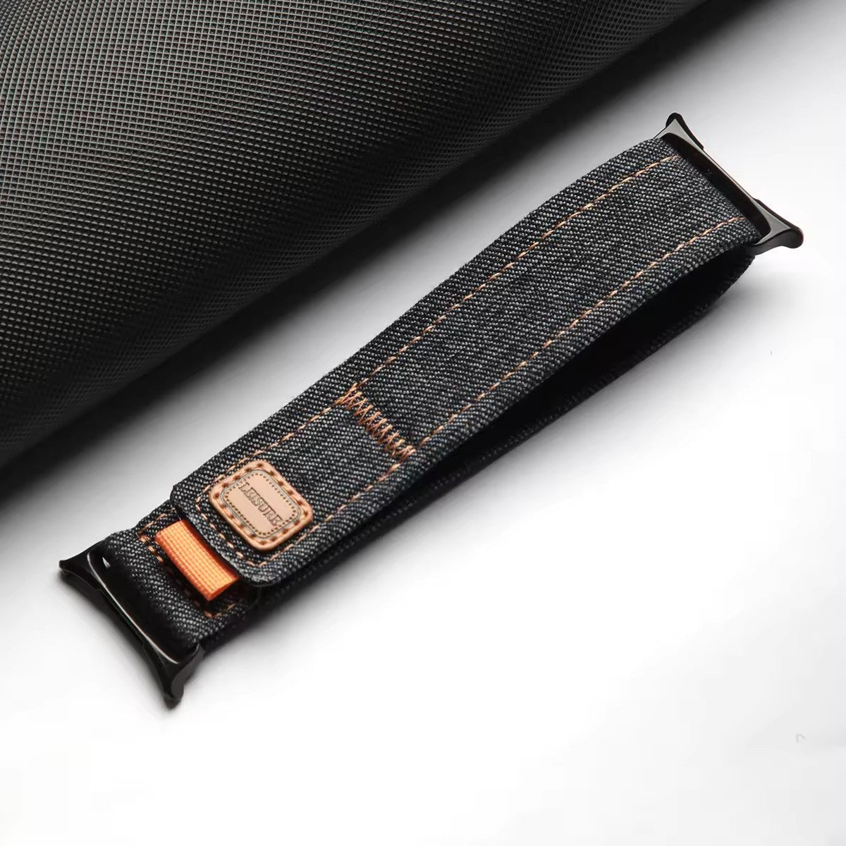 Correa de mezclilla azul oscuro para Galaxy Watch Ultra de The Strap Society México con costuras y detalles naranjas