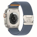 Correa deportiva The Strap Society México para Apple Watch en nylon gris con cierre magnético metálico y detalle naranja