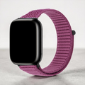 Correa Aura Soft de The Strap Society México para Apple Watch en color morado, tejido de nylon acolchado con velcro.