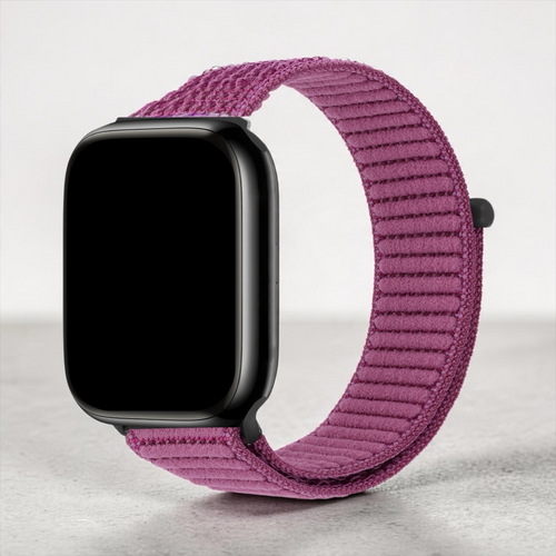 Correa Aura Soft de The Strap Society México para Apple Watch en color morado, tejido de nylon acolchado con velcro.
