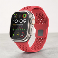 Correa deportiva roja de silicón para Apple Watch de The Strap Society México con diseño perforado y flexible