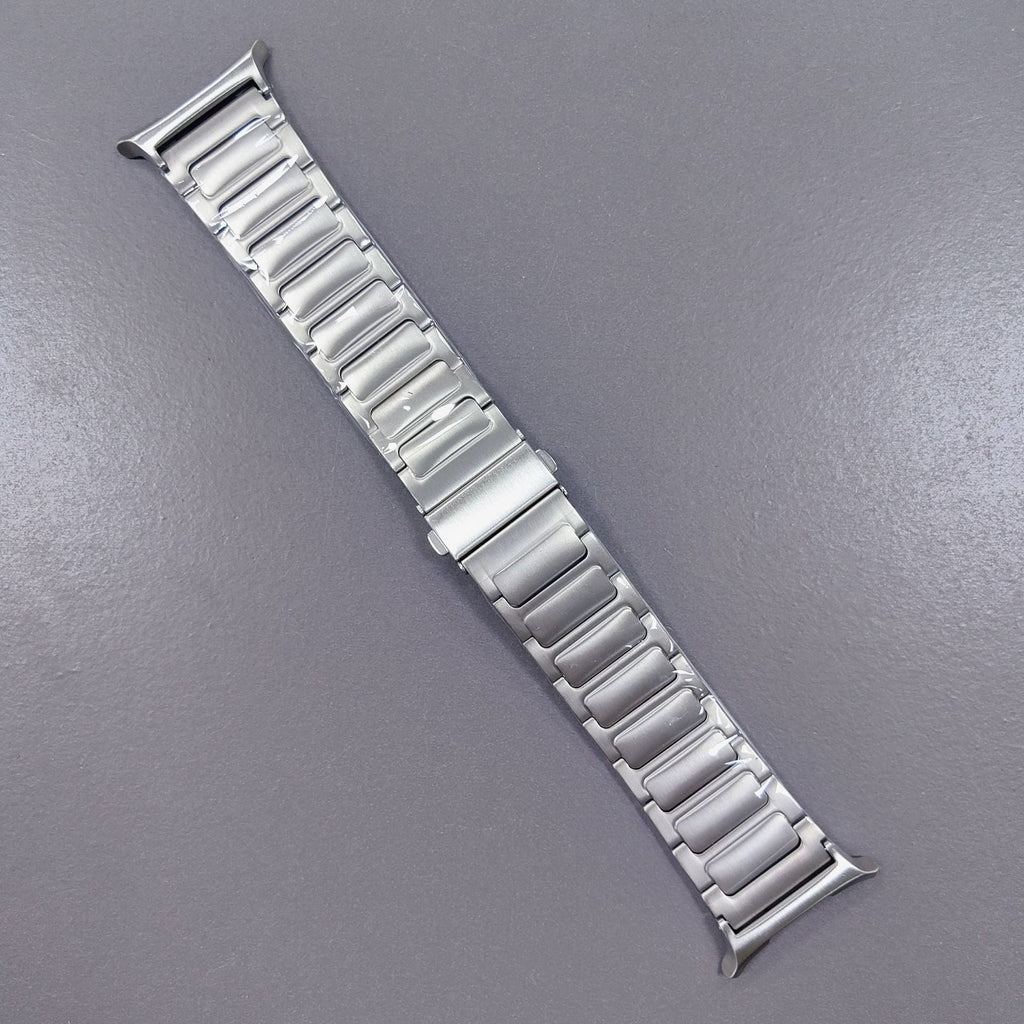 Correa de titanio plateada para Galaxy Watch Ultra de The Strap Society México con diseño de eslabones premium